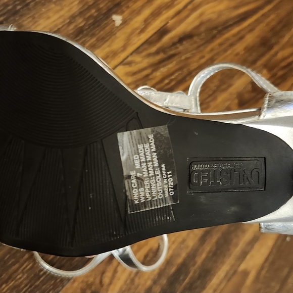 Kenneth Cole Heels Sandals Silver size 7 - Picture 8 of 8